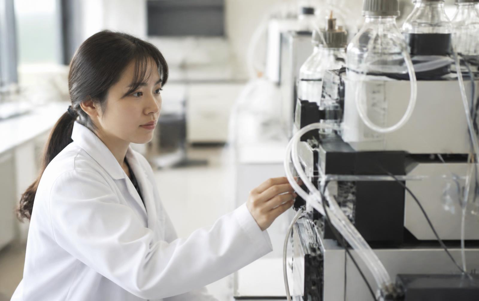 Cientista operando equipamento em laboratório de pesquisa